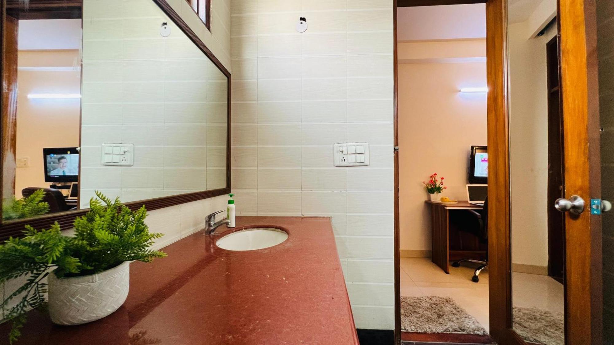 Bluo Classic 1bhk - Defence Colony Market * New Delhi