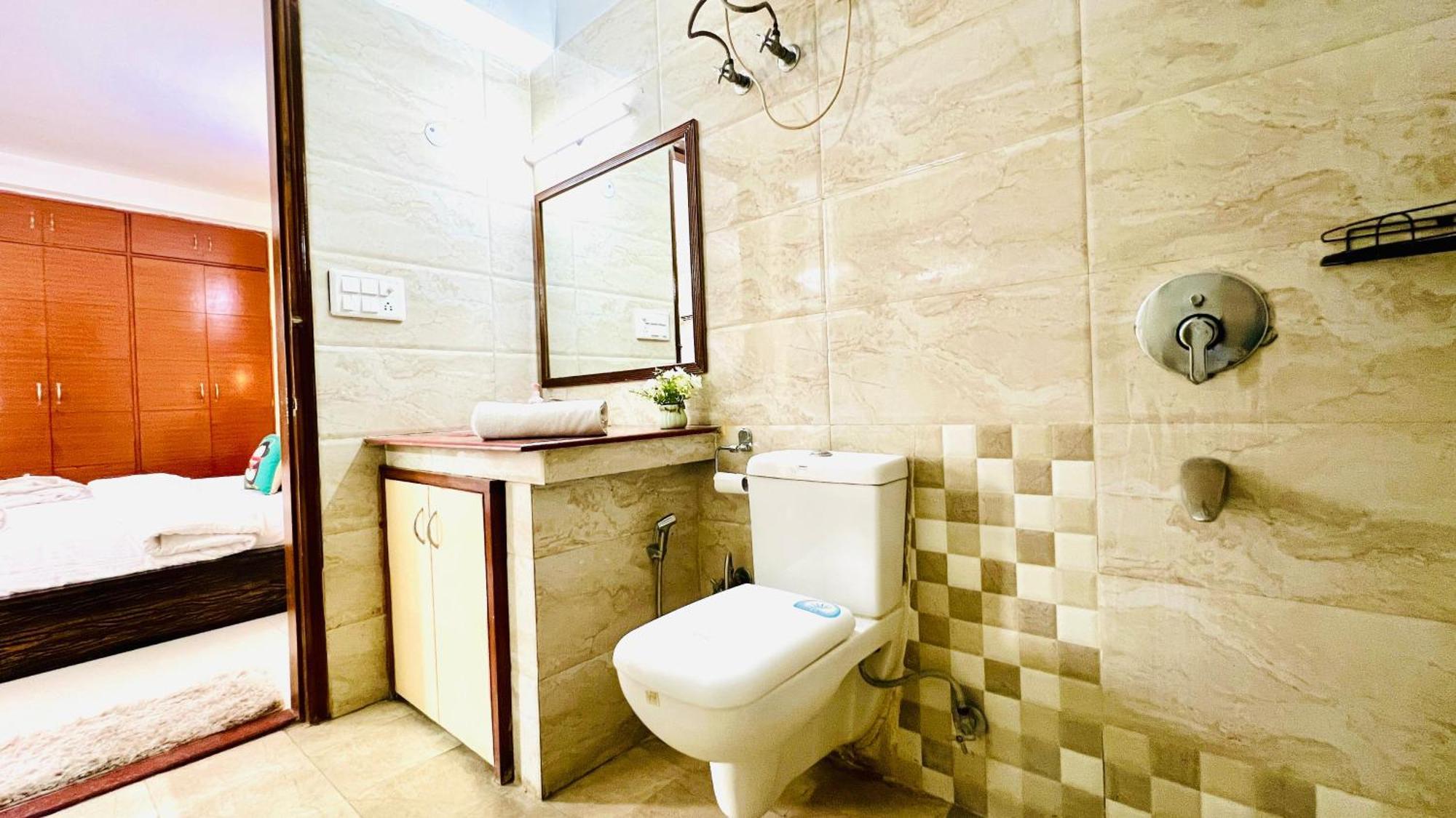 Bluo Classic 1bhk - Defence Colony Market Apartment