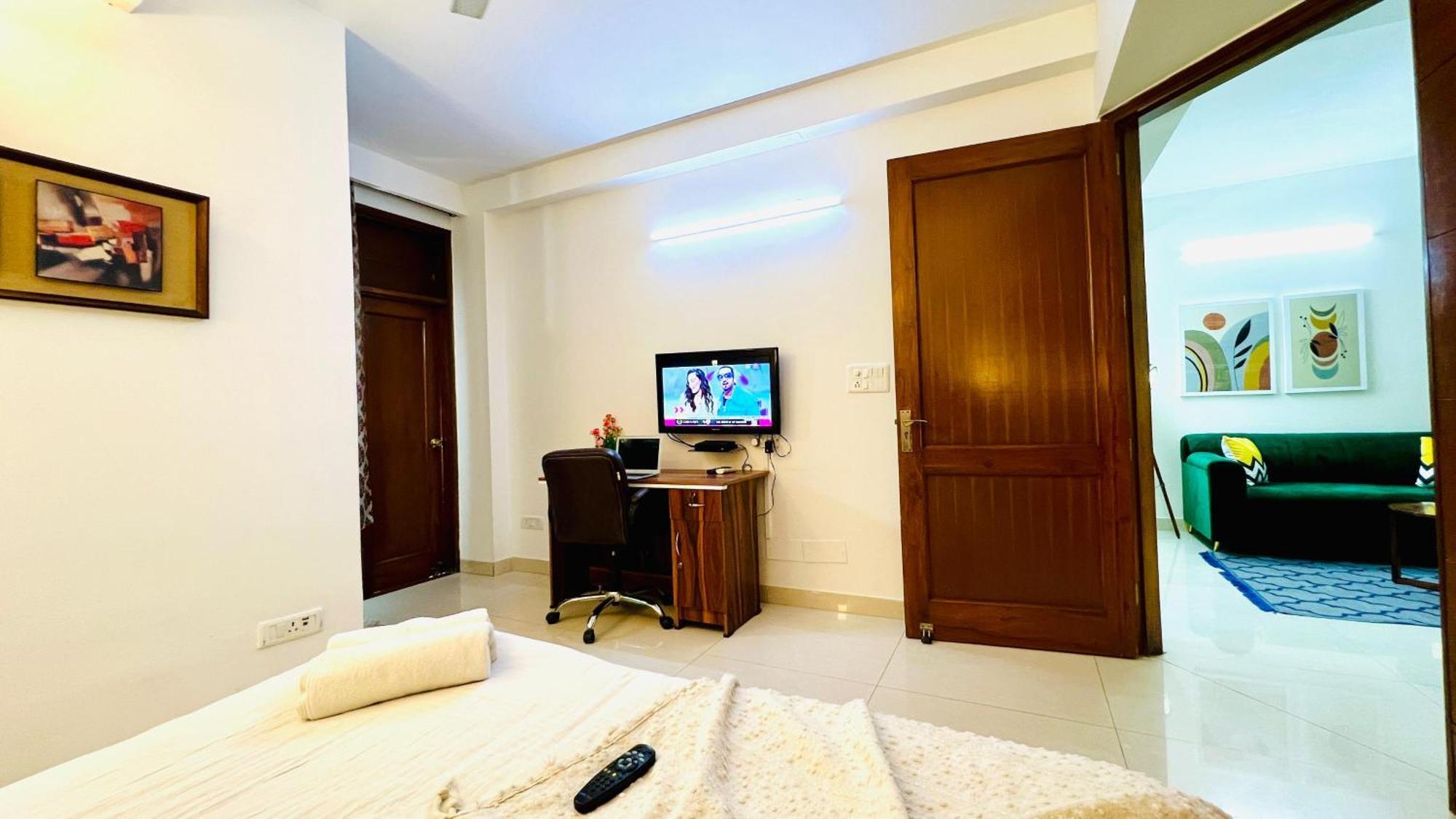 Bluo Classic 1bhk - Defence Colony Market Apartment *